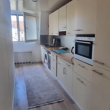 Zentrumsnahe 4 Etagenwohnung Fuer Bis Zu 7 Personen Эссен